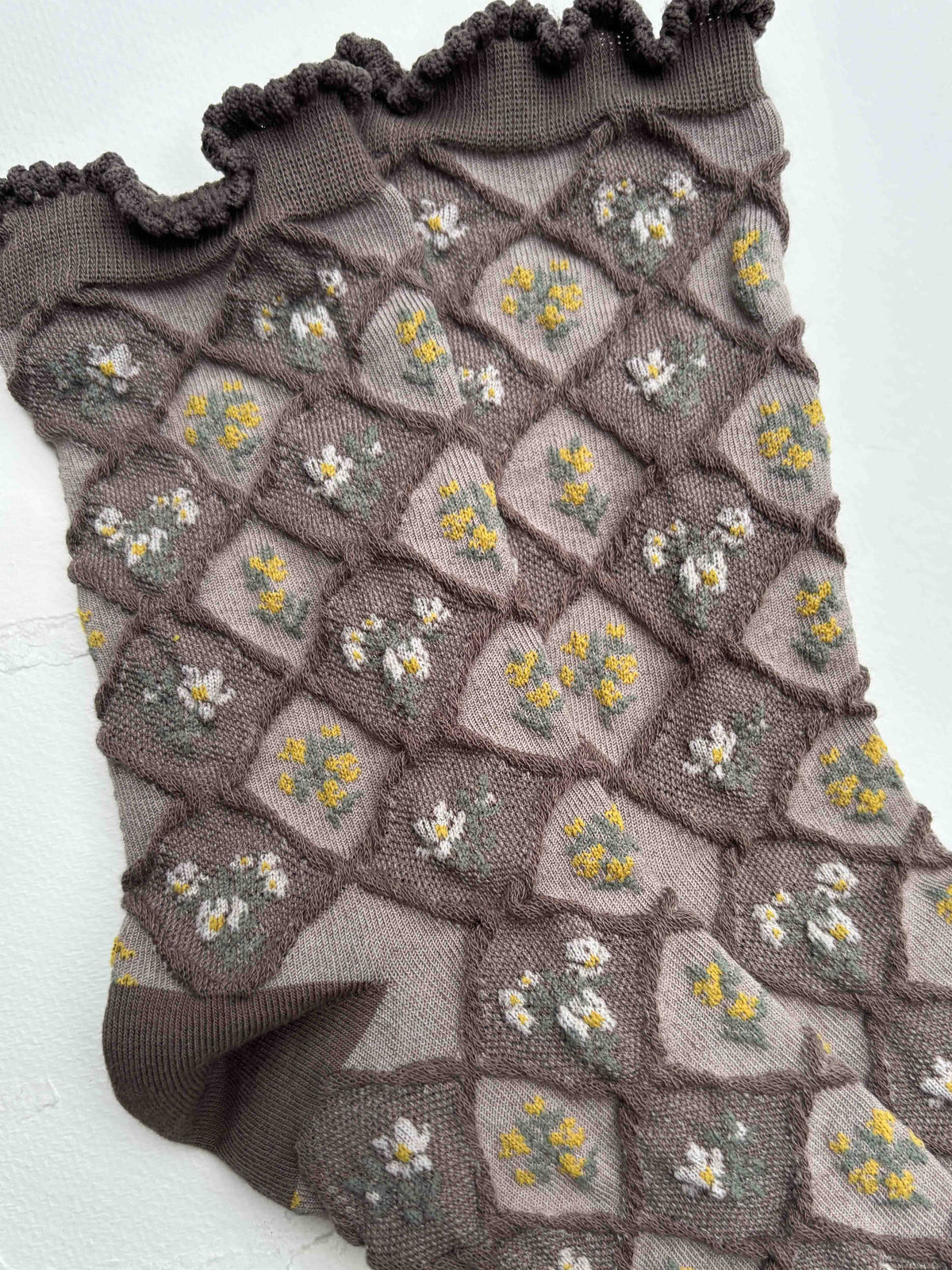 Vintage Diamond Floral Sheer Crew Socks: Beige
