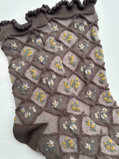 Vintage Diamond Floral Sheer Crew Socks: Beige